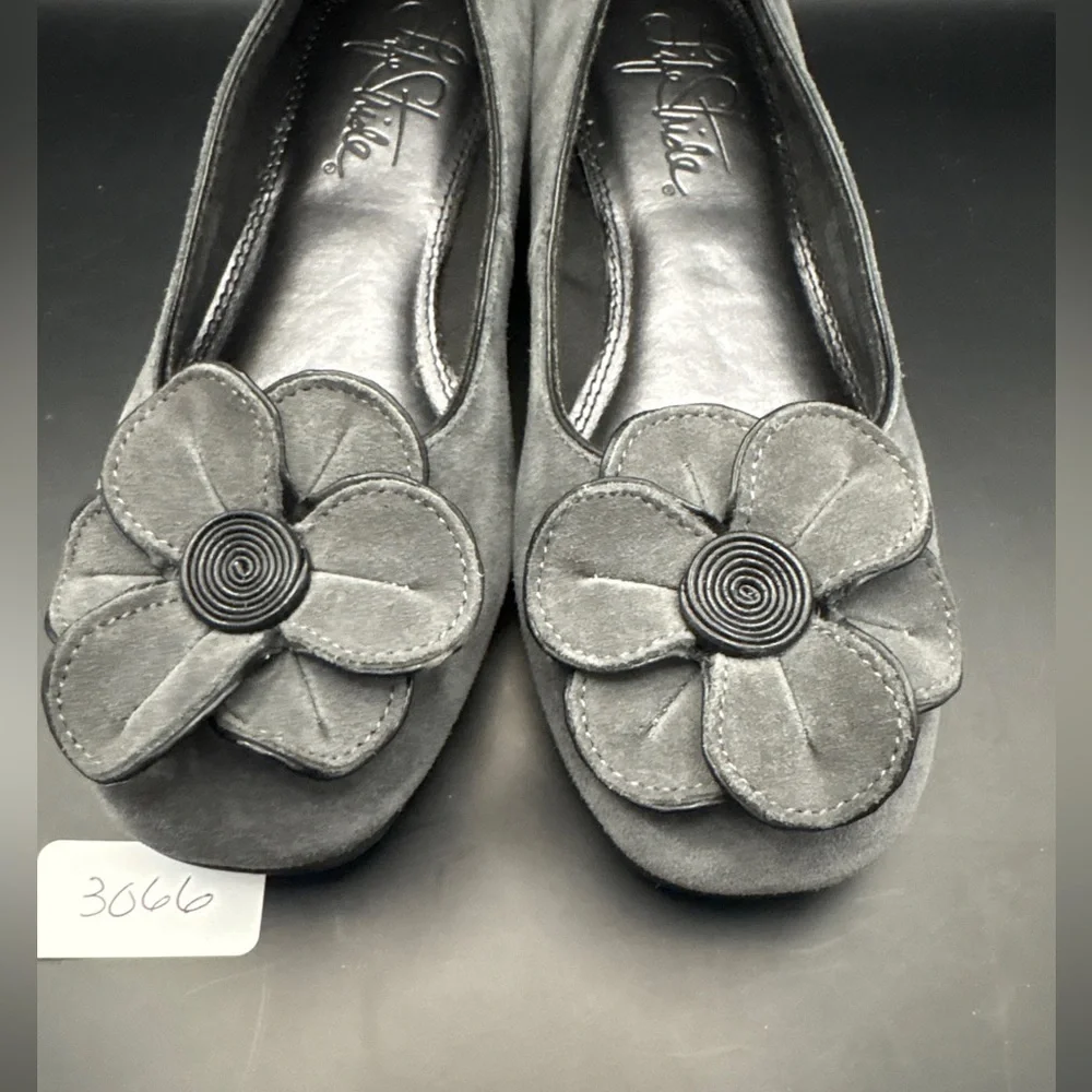 LifeStride Oliver Gray Flower Detail Flats Size 6 EUC Original Box
